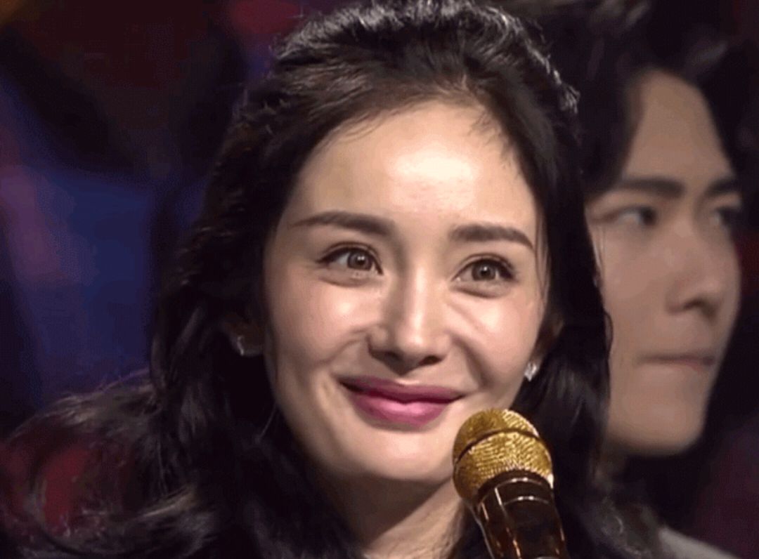 杨幂近照脸蛋僵硬,皱纹明显,与少女时代无法相比!