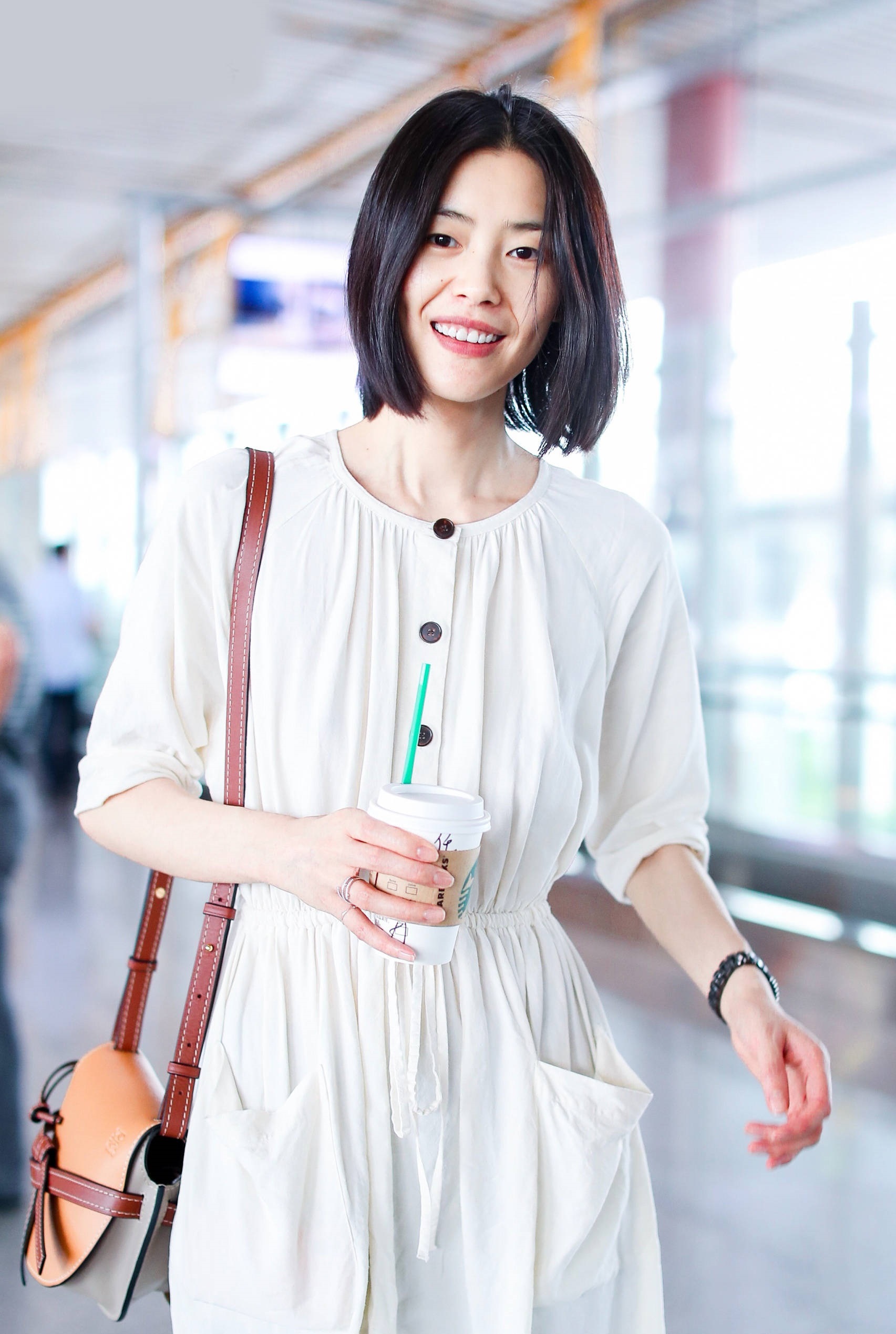 "小猪包"之后又一款网红包,袁泉街拍尽显气质!