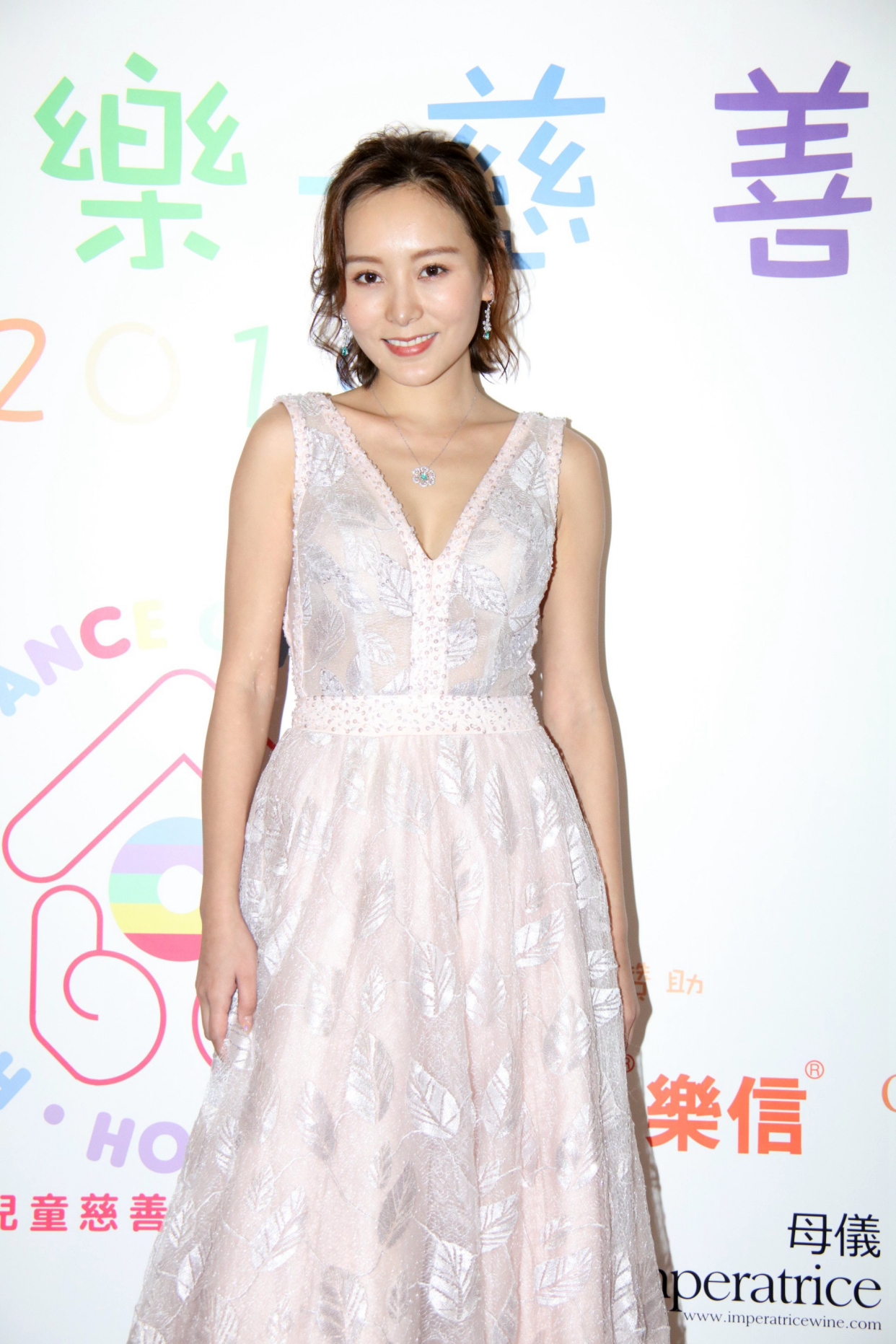 何佩瑜靓丽出席慈善晚宴,渴望组织一个家庭,直言择偶条件!