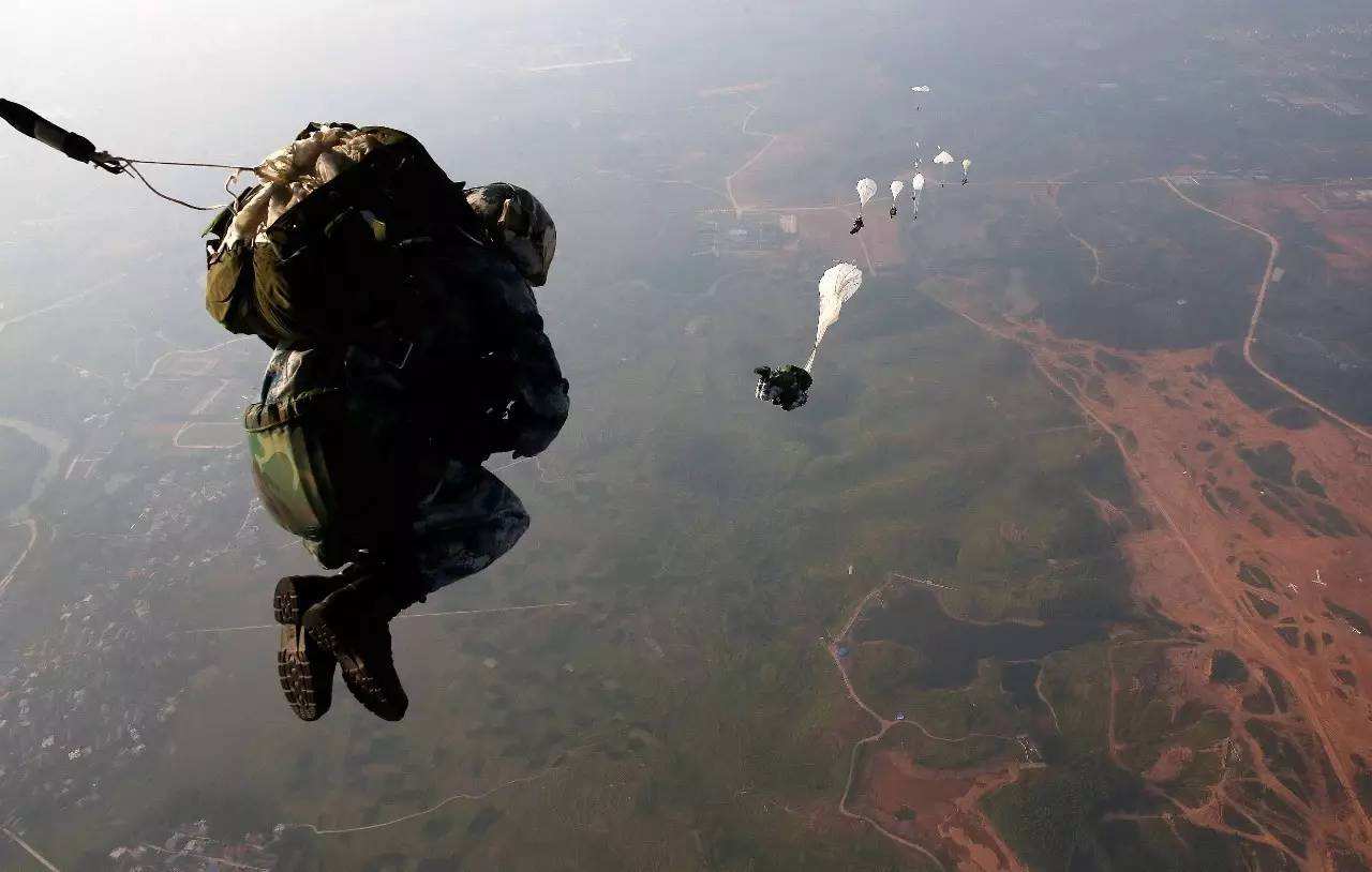 空降兵跳伞之后伞包怎么办,伞包打不开,空降兵的生命只有19秒