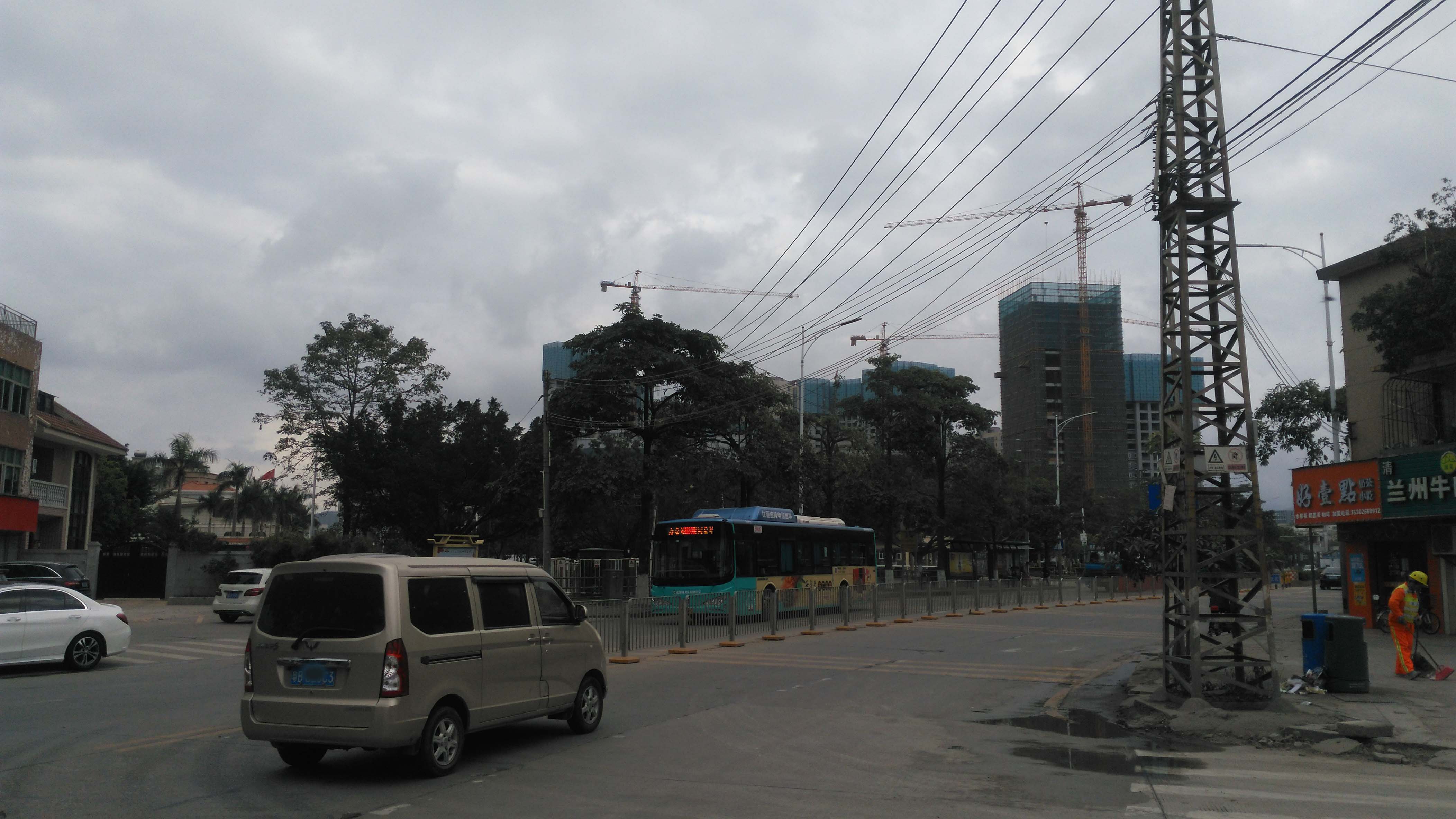 深圳龙岗南约路上实拍,春节还没到,社区内的人感觉比以往要少了