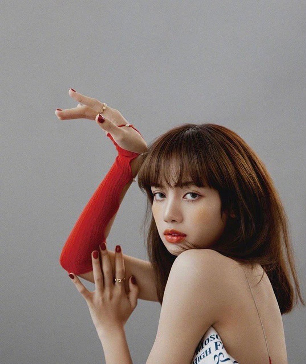 blackpink成员lisa晒出最新造型照,黑色长发大家觉得可吗?