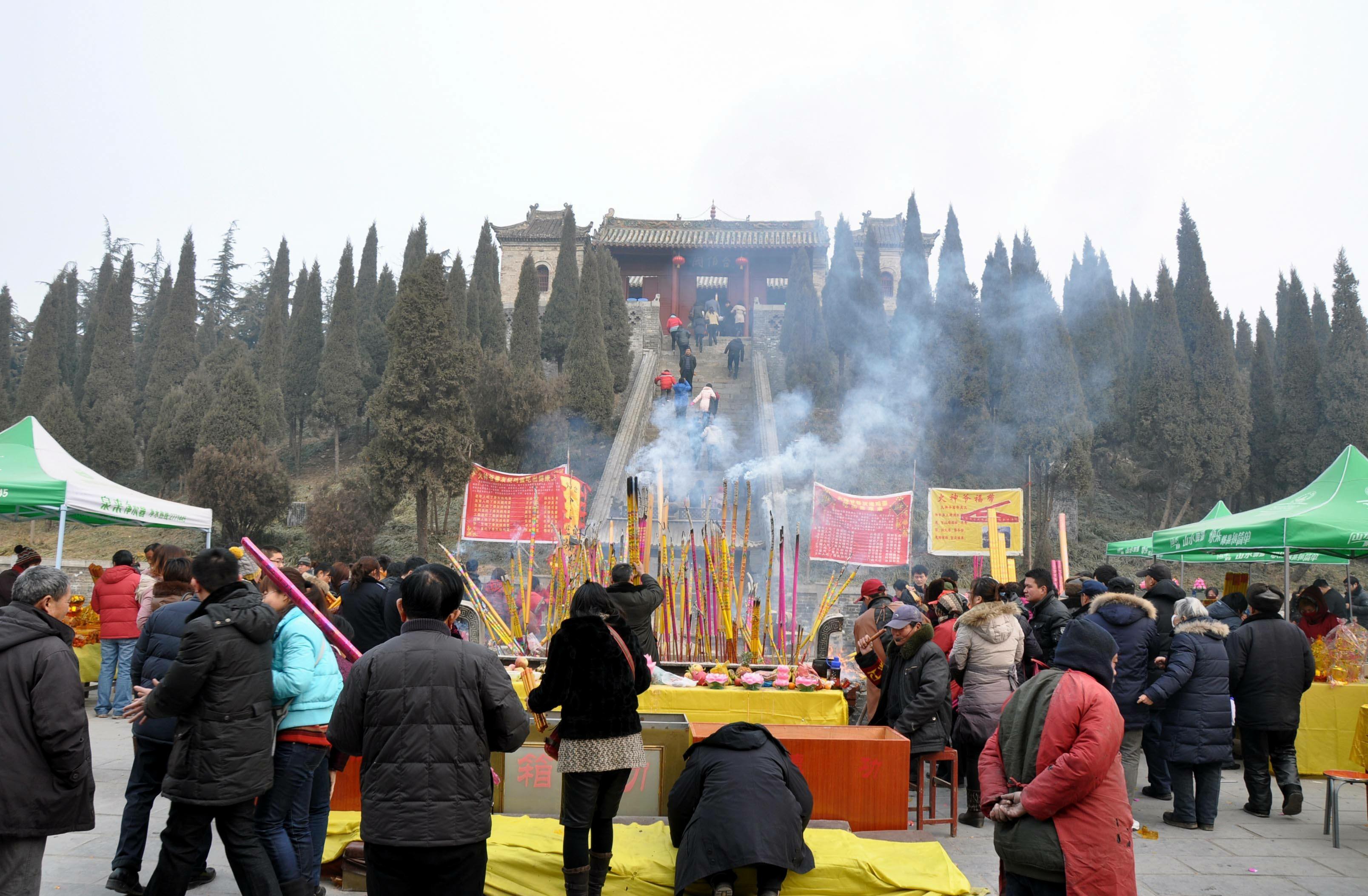 火神台庙会场景真实照片,是传统民俗活动,人们纷纷赶来祭拜火神