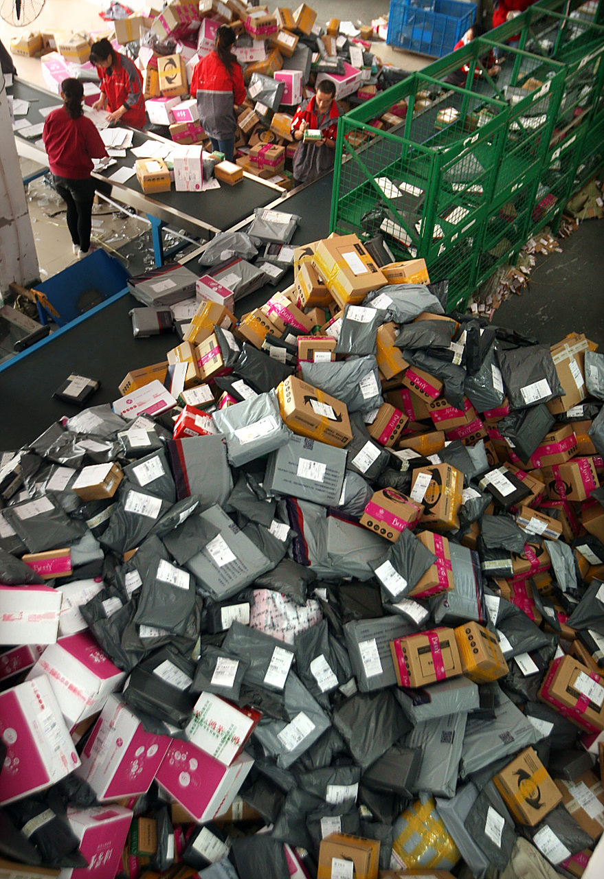 双十一购物狂欢节刚刚过去,但快递爆仓,包裹丢失的新闻却频频出现