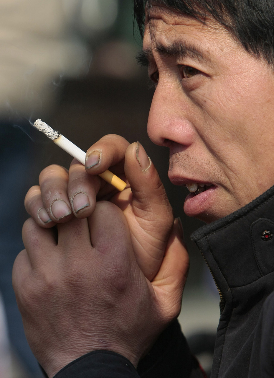 承担了社会义务,同时又靠抽烟多纳一大笔税扛起好多人的公共费用支撑