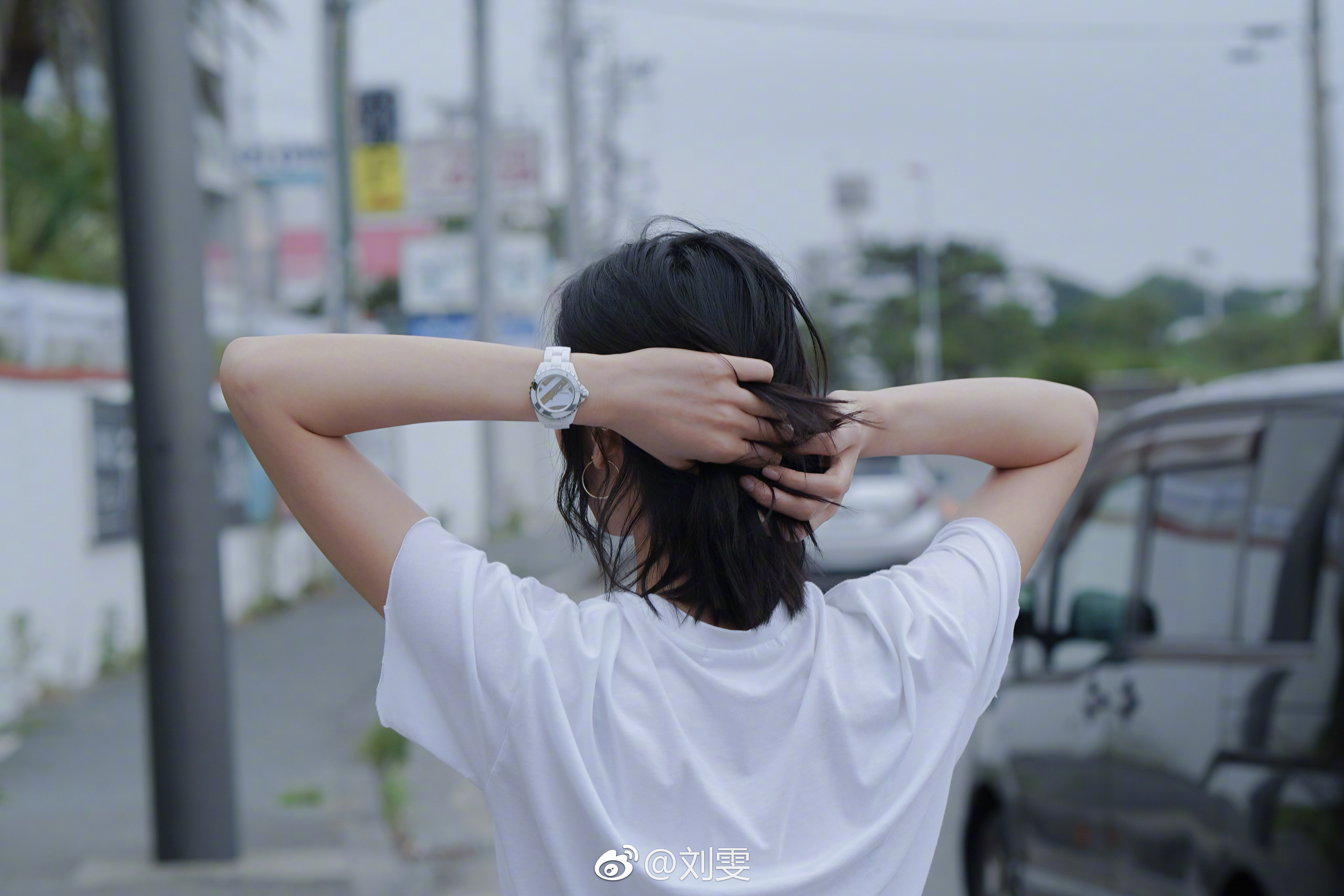 刘雯时尚街拍,白t恤搭配包臀短裙大秀美腿,简洁又时尚美出天际