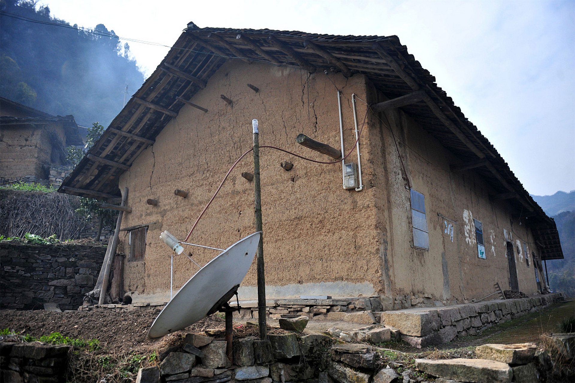 "无声的坚守"——湖南贫困山村的男孩小明.