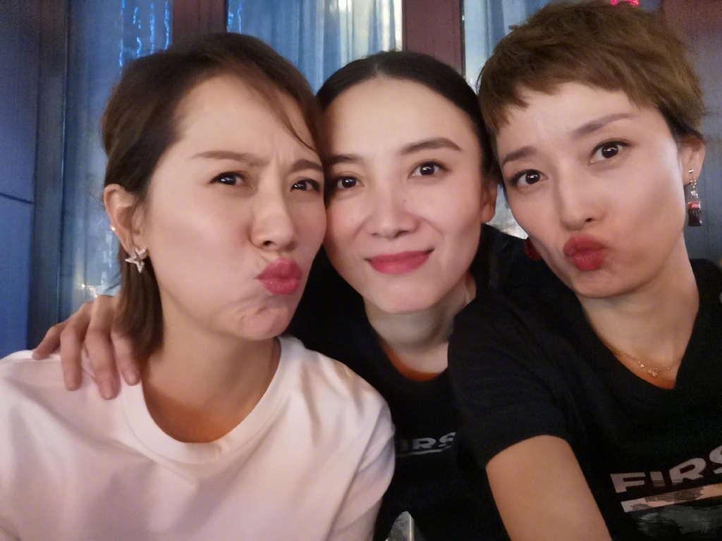 懒理离婚谣言,马伊琍和姚晨,宋佳,海清同框自拍嘟嘴卖萌