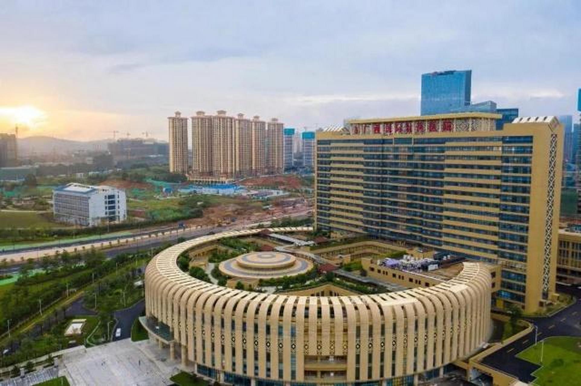 有停下手中忙碌的工作,在今年的圣诞节,有人在广西南宁航拍了一个医院