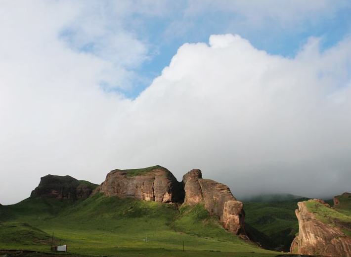 拉鸡山是青海省贵德县与湟中县的界山,由西向东蜿蜒,最高峰海拔4524米