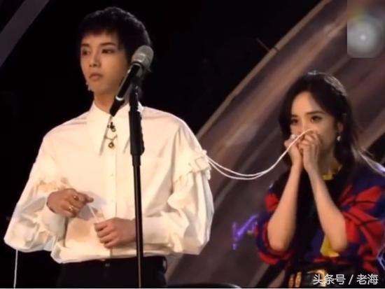 杨幂玩华晨宇衣服带子,引来网友反感,大呼:身为人妻请自爱!