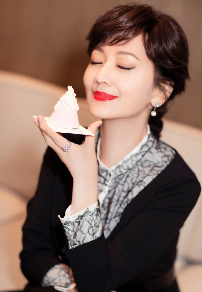 64岁赵雅芝气质高雅美成经典?妩媚动人尽展曼妙身材!