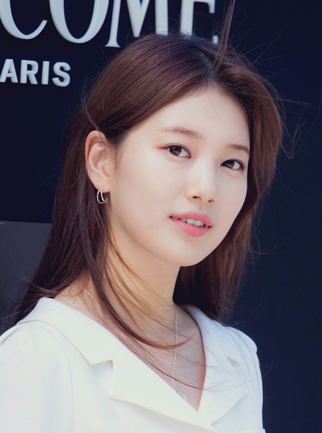 裴秀智胖到眼睛变小?穿白色连衣裙身材依旧,国民初恋只剩清纯感