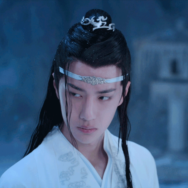 与此同时,我们也能通过这些清晰的旧照看到王一博从小皮肤就很白,奶气