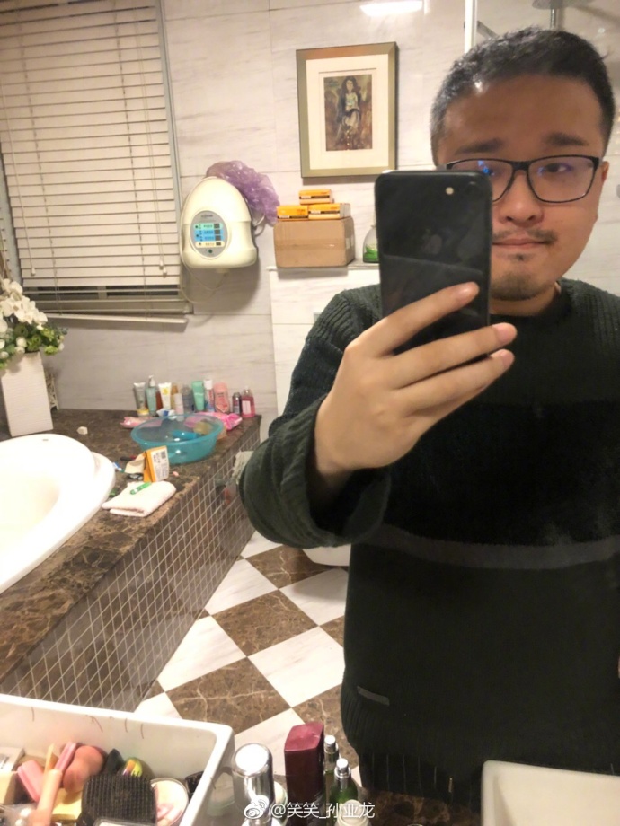 离开了斗鱼,笑笑孙亚龙过的很好,甚至都有资格剪头发了