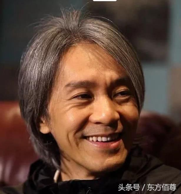 为什么56岁的周星驰像70岁的老人一样,头发花白