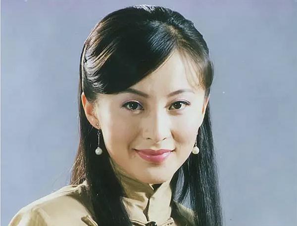 《情深深雨蒙蒙》中可云,当红时为爱退圈,如今42岁家庭幸福