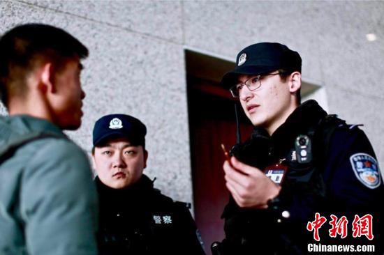 新警达尼亚尔·迪力木拉提的春运一天