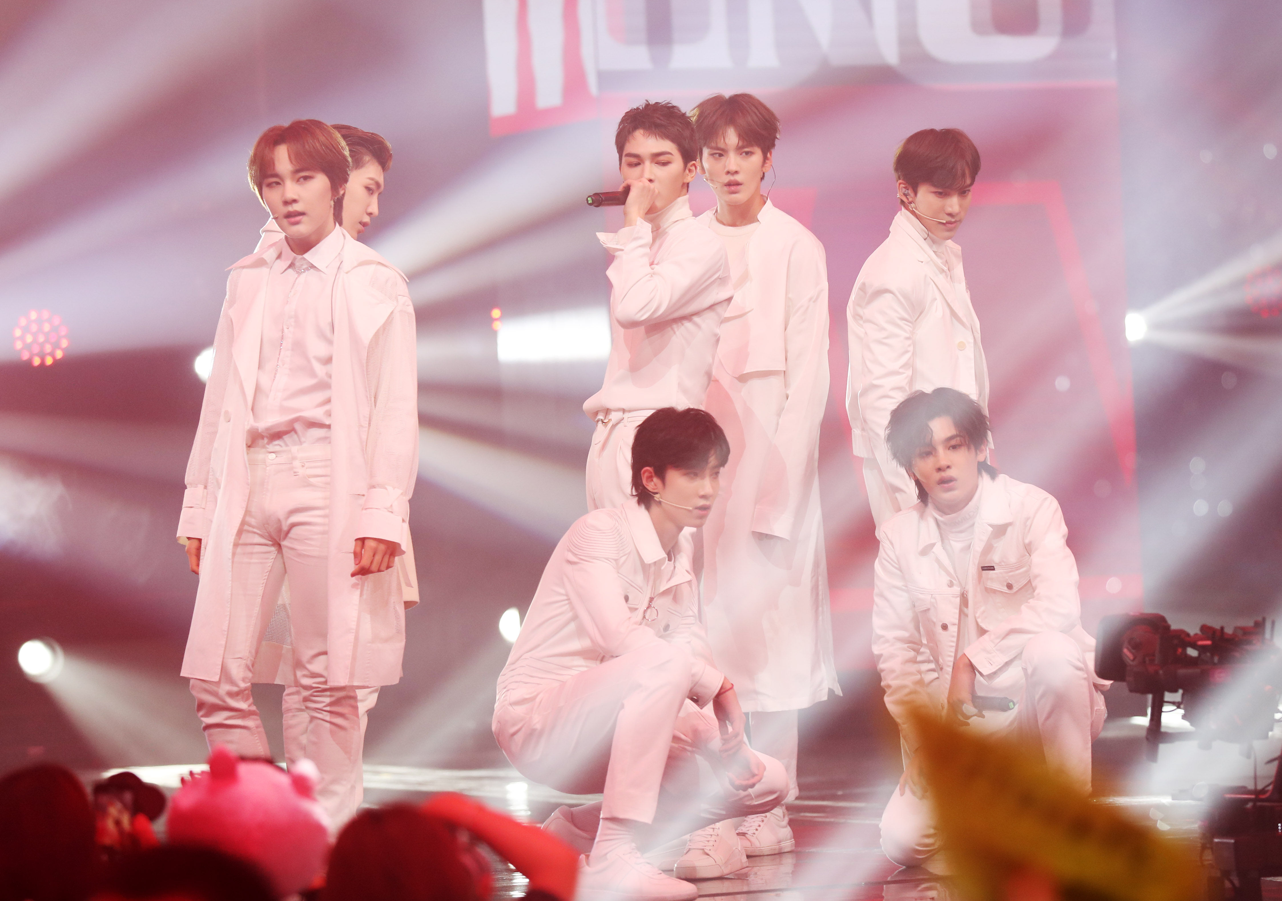 乐华七子热舞《excuses》《wait a minute》,以默契的团体配合破除此