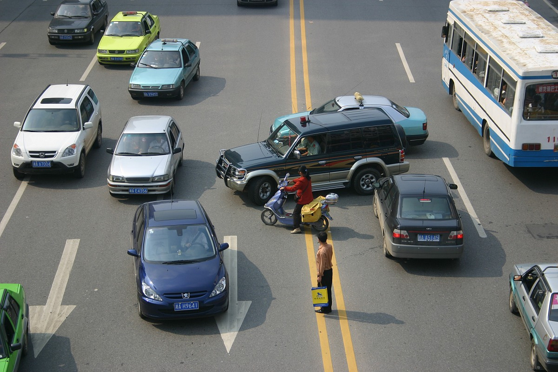3台小车逆行致堵车,骑士秒变"复读机"沿路教育司机:都怪你们