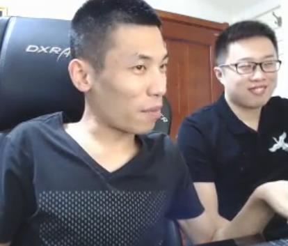 趁旭旭宝宝不在,大龙猫偷偷的比起了剪刀手 粉丝:猫皇上位了!