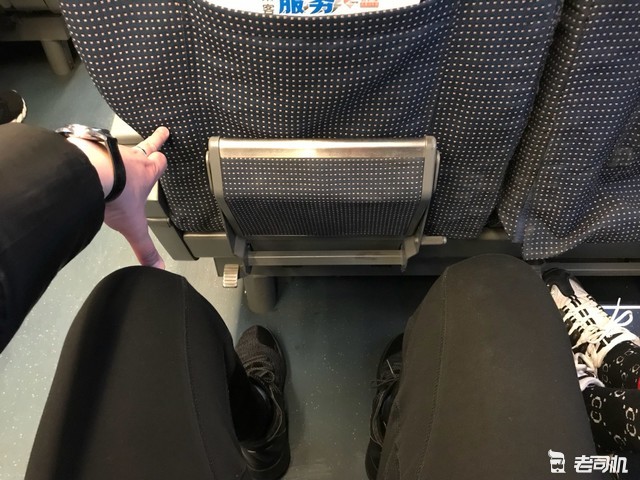 腿部空间有两拳,足够宽敞,配有脚部踏板,有助于缓解旅途疲劳.好评.