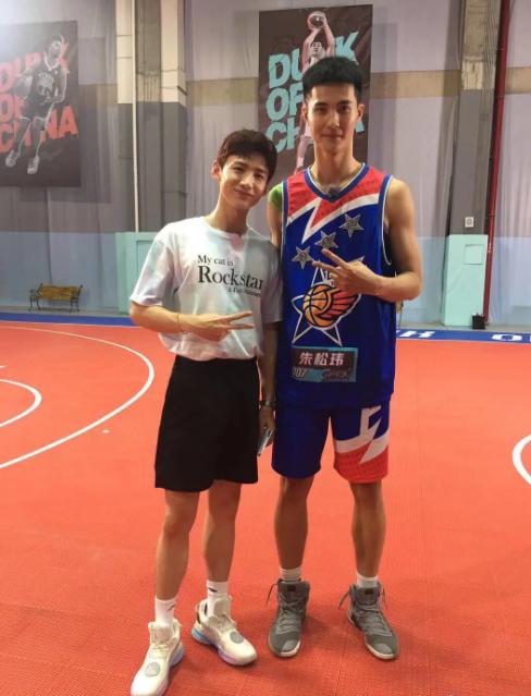 白敬亭和素人合影被衬成郭敬明,看身高差不敢相信他是183cm