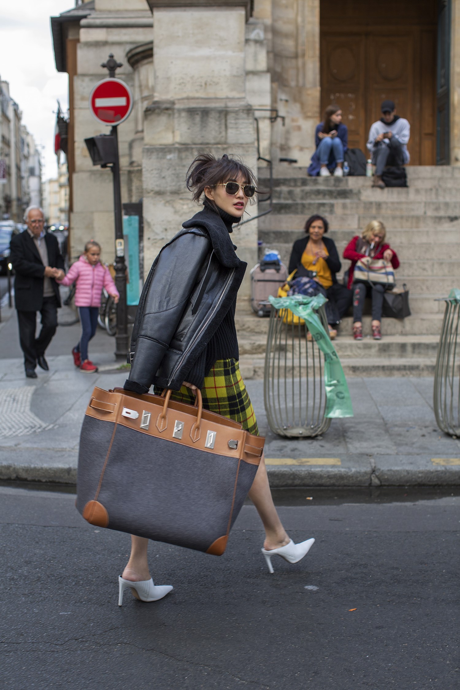 陈燃巴黎街拍今日曝光 时髦混搭配灿烂笑容别具风格