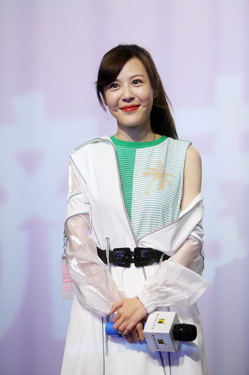 在鱼龙混杂的综艺节目中,李金铭参加的一档名为明星到我家的真人秀