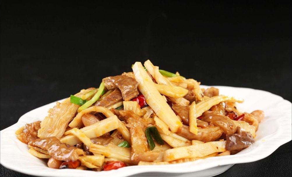 竹笋炒肉,味道鲜美酥脆,深受老人和小孩子的喜爱