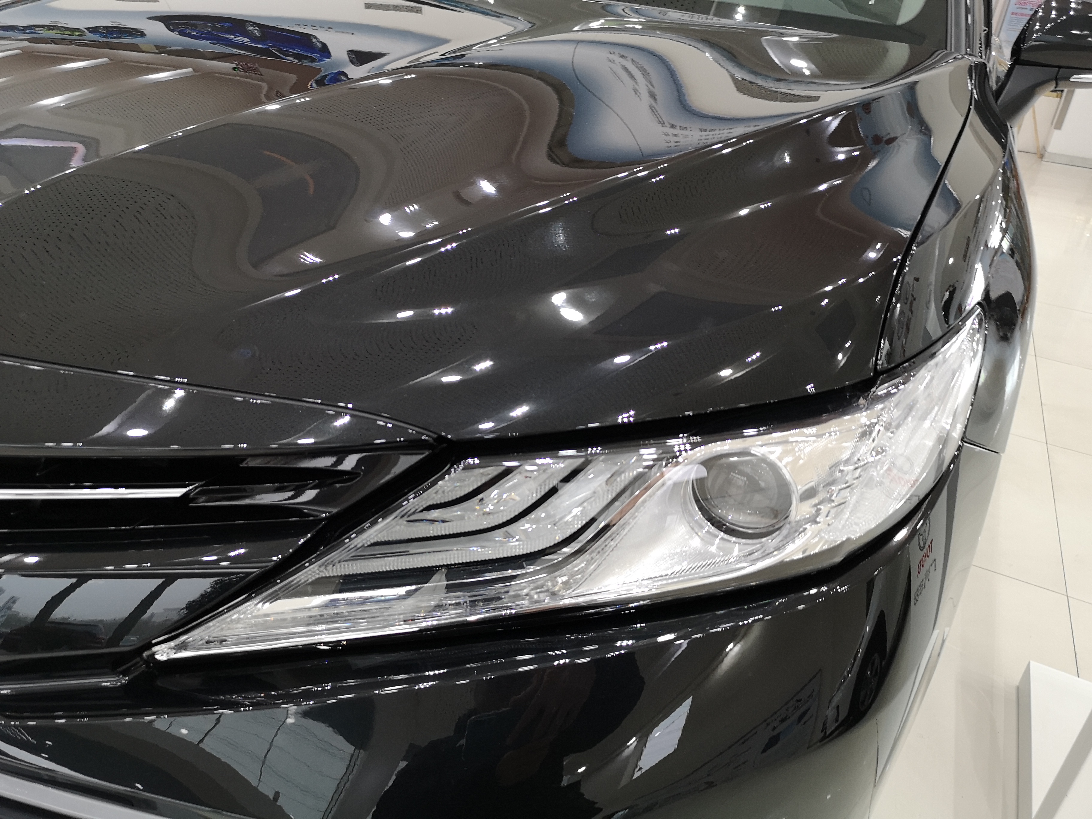 前大灯的纹理设计还是非常拉风的.