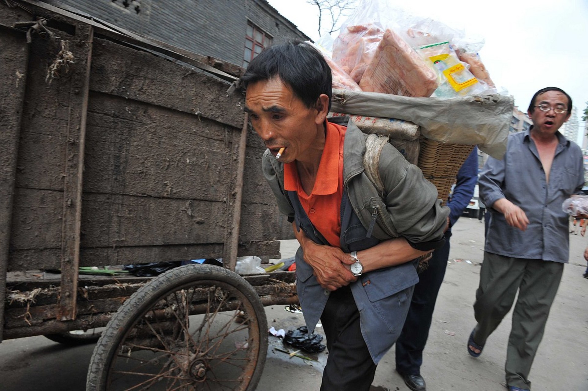 近日,北京一博主发视频称,小区捡破烂的大爷,大妈月收入可达6千至1