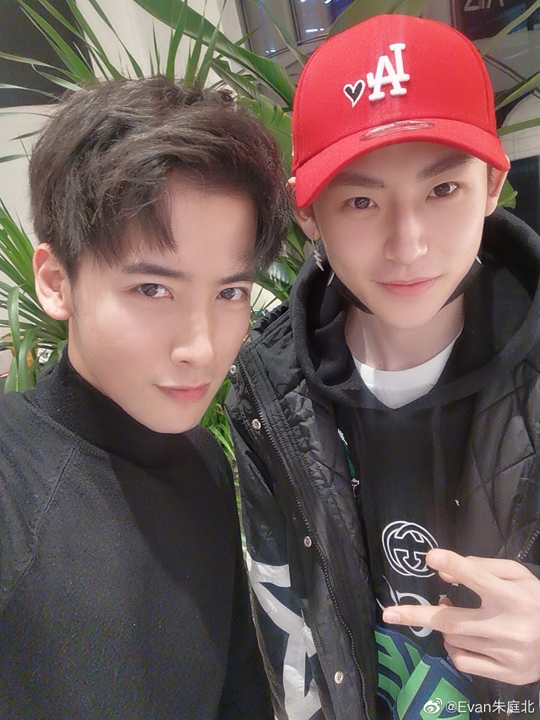 又出现在别人微博合照里的小鬼 素颜自拍像未成年