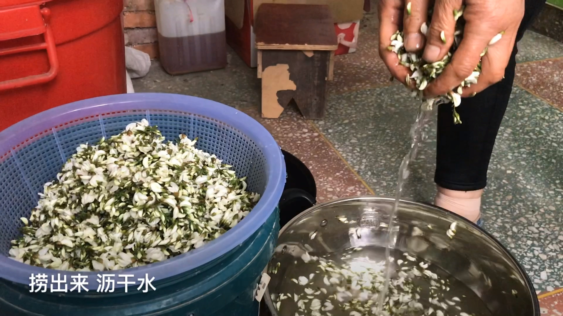 农村妈妈这样做洋槐花太好吃,儿子连吃两碗,直说是童年的记忆
