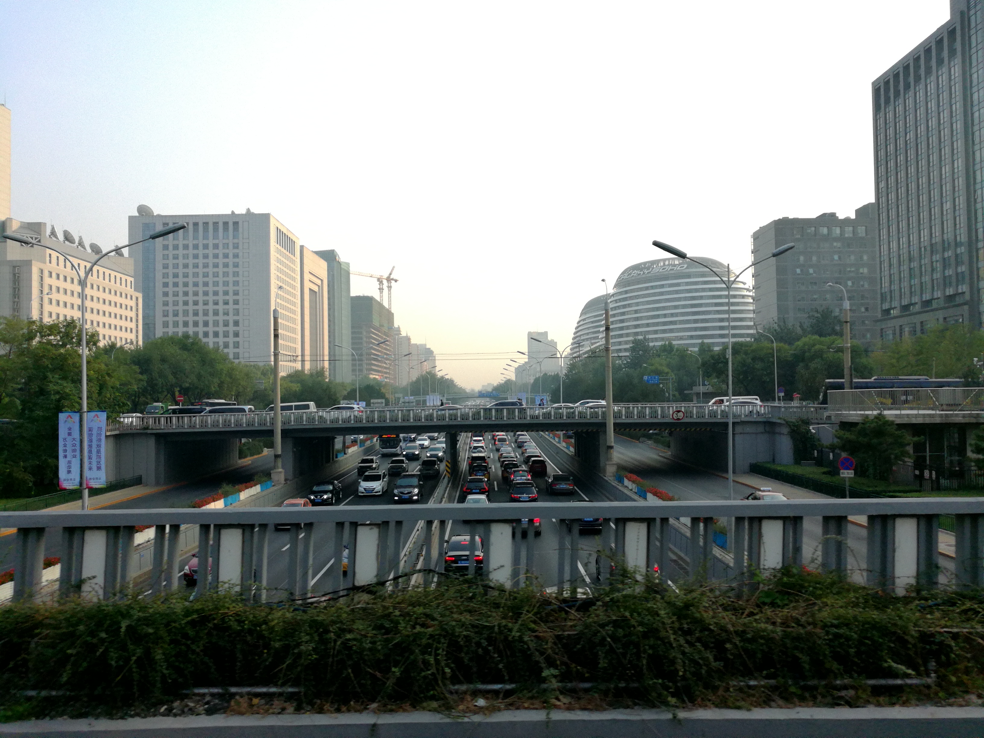 北京市朝阳门地区的变迁:已经建成了宽阔大道,又有高楼林立