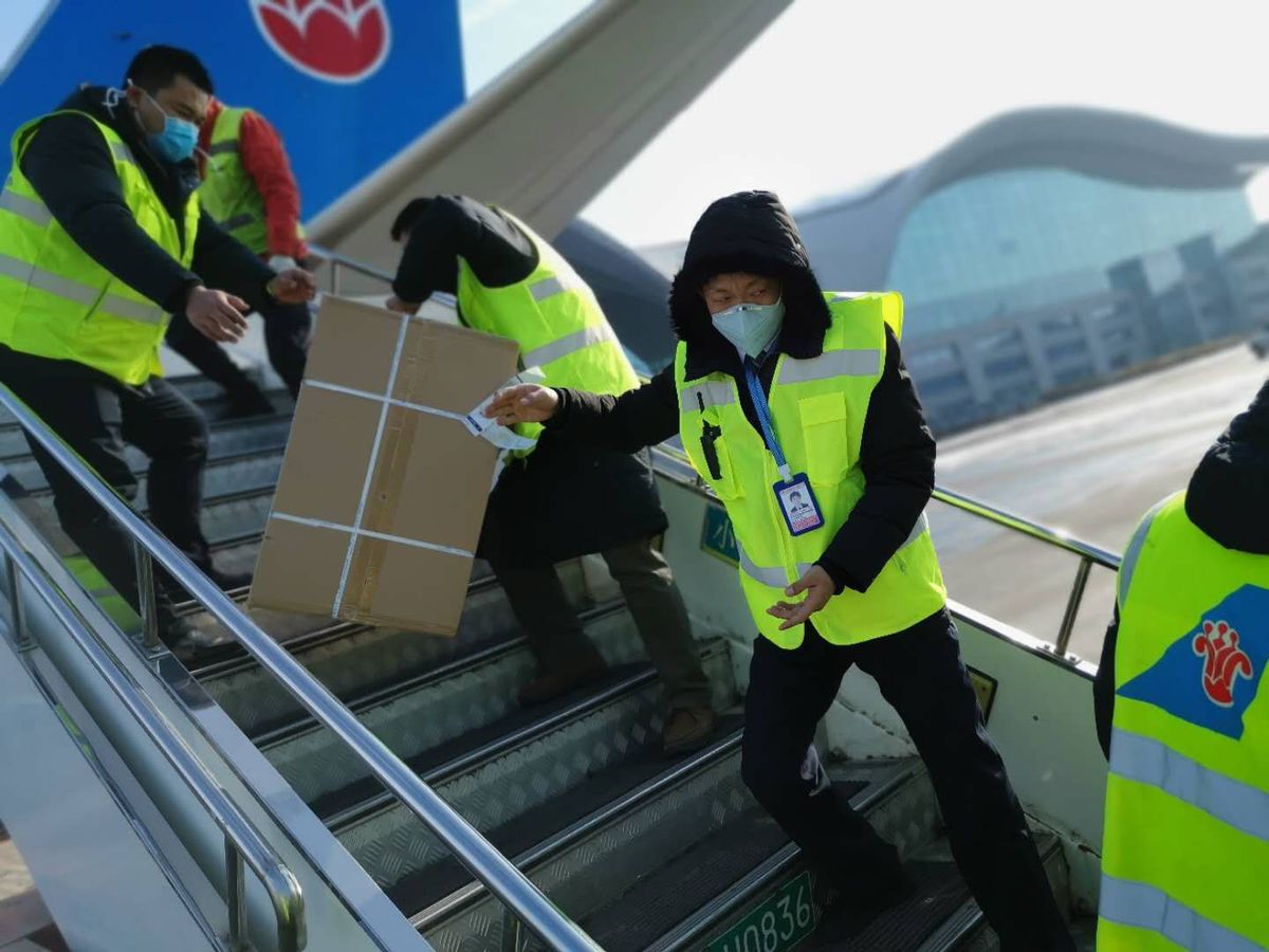 南航新疆地服党员:我们是"逆行者"的守护者