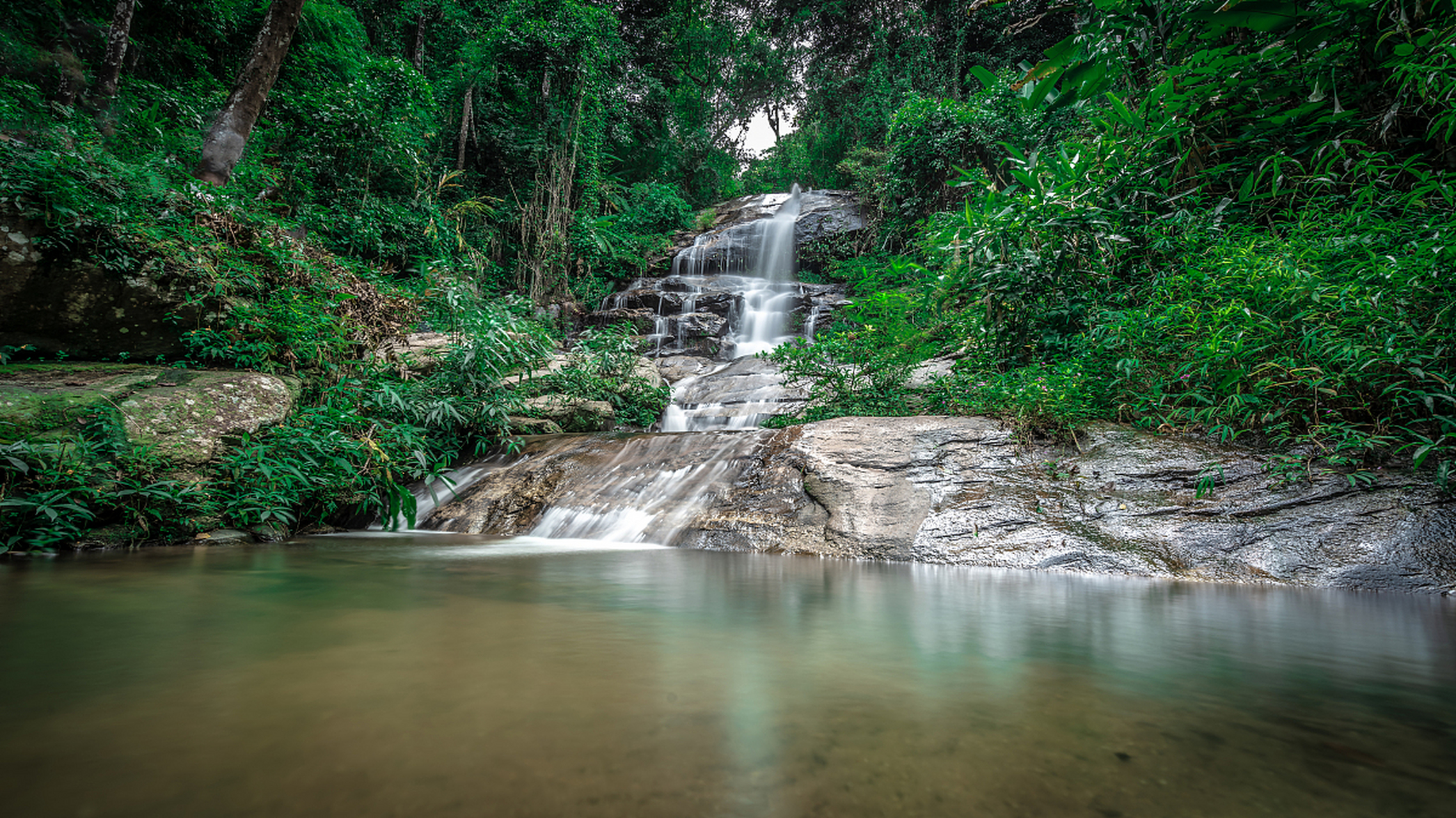 河水清澈,石头形态各异,如入天然画廊.