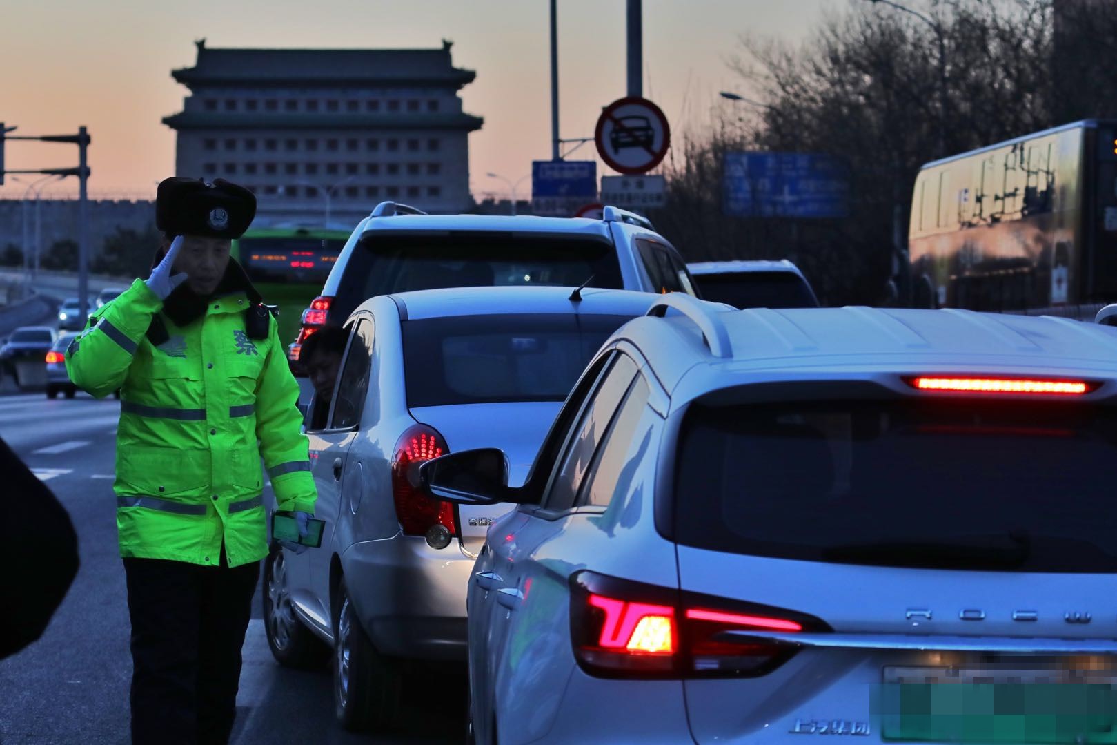 北京交警早高峰京藏高速上查车,违章车一分钟填满停车港
