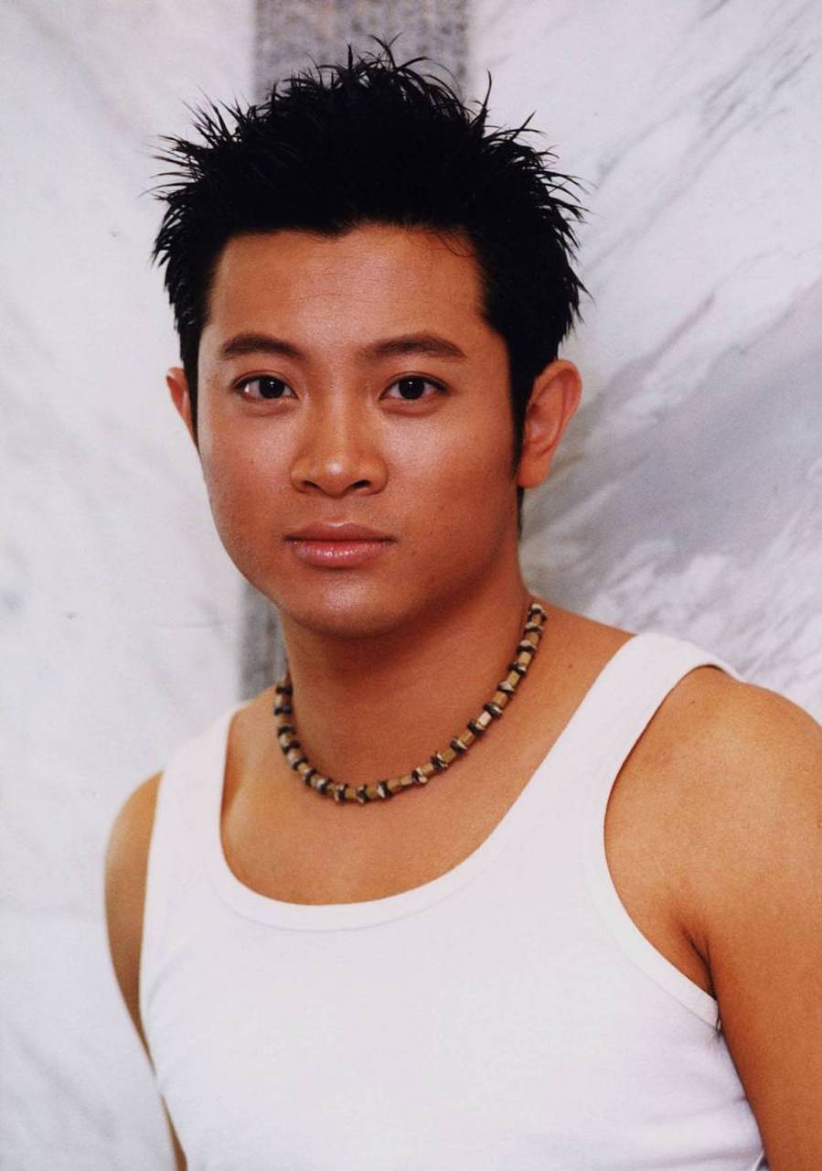 1998年,罗中旭遭遇了一场严重的车祸,差点导致他瘫痪.