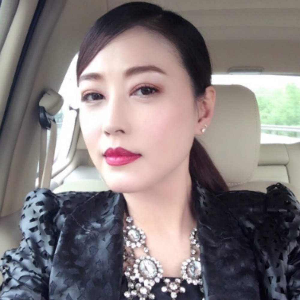 应该是一位小姐姐!