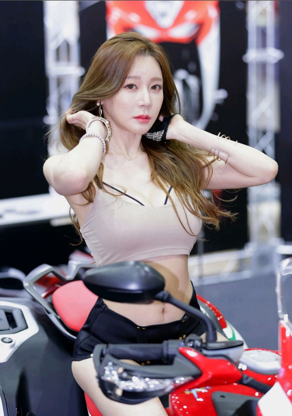 美图赏析:车模韩智恩,第一册