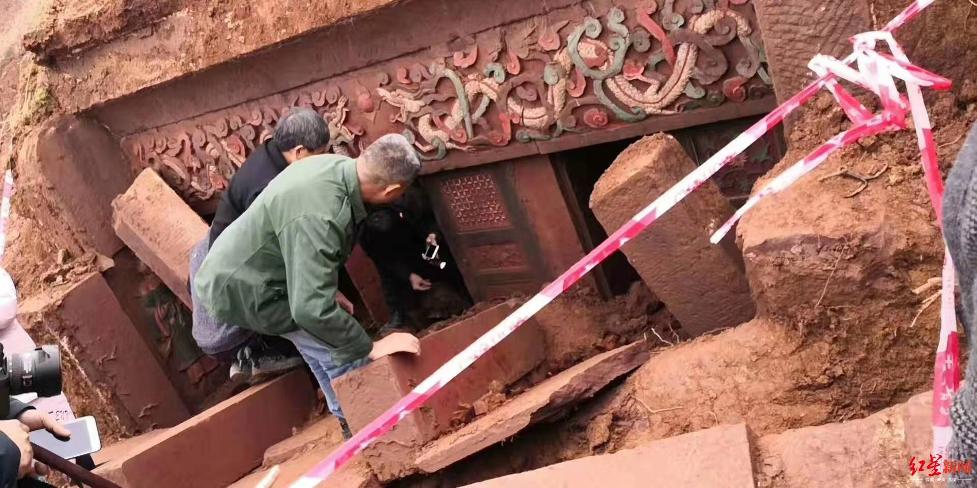 四川仁寿现精美古墓:有双龙戏珠雕刻,还有"金童玉女"立左右