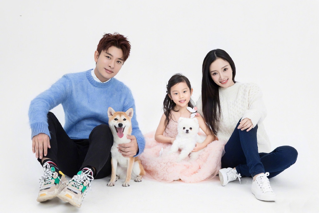 贾乃亮工作室内景曝光,这张宣传照成为亮点,原来他一直爱着她