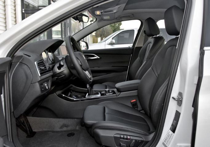 宝马1系 118i 运动型,时尚的造型,美感十足