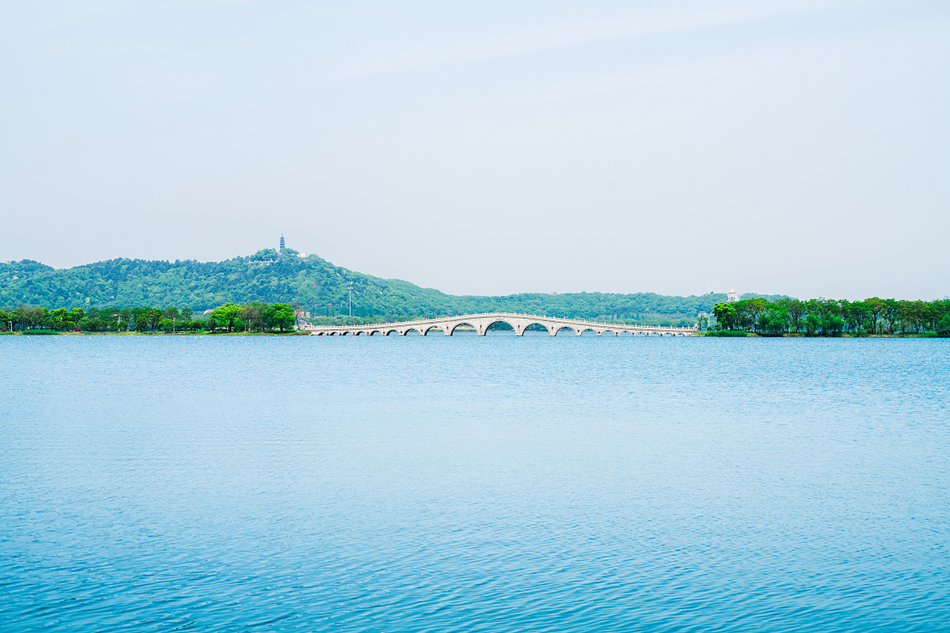 这个地方位于江苏省无锡市宜兴市,不仅山清水秀,还是一片人间仙境般的