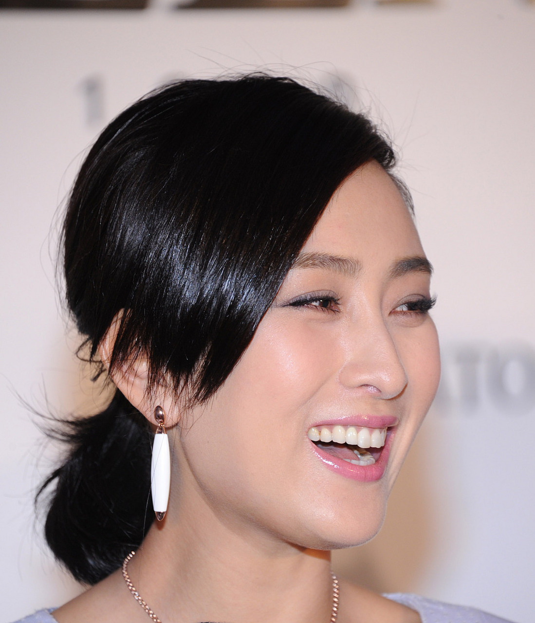 演员马苏在金像奖颁奖典礼上捧上了小金人.