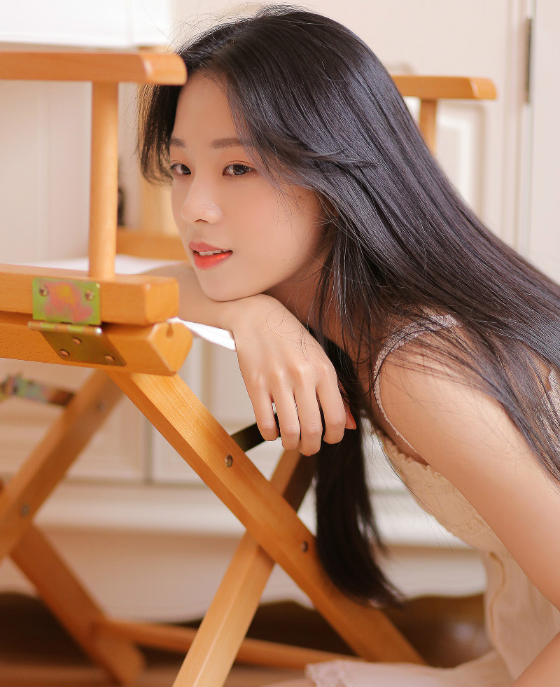 美女:大眼睛美女静静的看着你 都不敢直视了