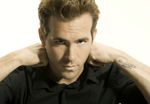 1995年,瑞安·雷诺兹参演的电视电影《沉默的服务:玛