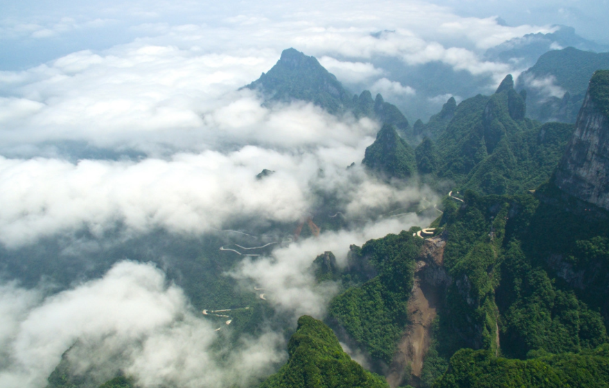 从空中俯瞰,天门山的自然风光与地质景观尤为壮美,航拍镜头下的云海