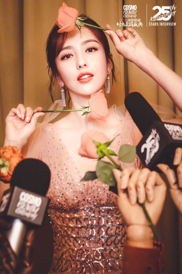 佟丽娅深v粉色长裙仙气飘飘,不经意的小性感